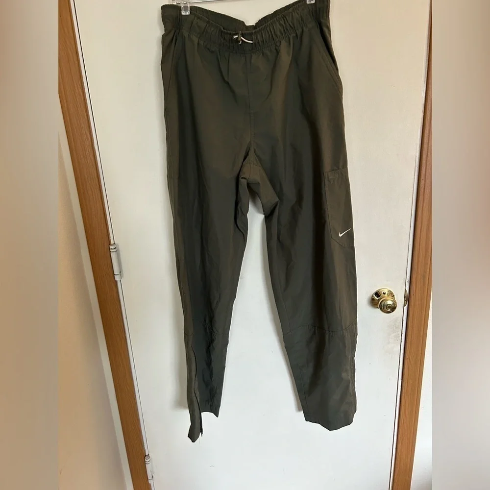 Nike large olive drab stretch waste pull on pants with zippers at the bottom